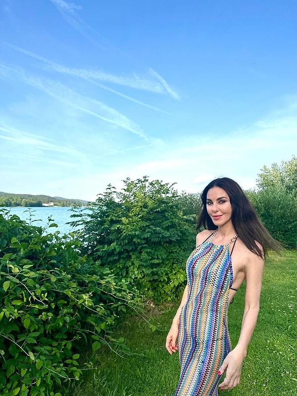 Ünlü isimlerin stil tercihleri her zaman dikkat çekici olmuştur ve Defne Samyeli'nin renkli pareosu da bu konuda istisna değil. Samyeli'nin tercih ettiği bu çarpıcı pareo, her bikiniye uyum sağlama potansiyeline sahip.