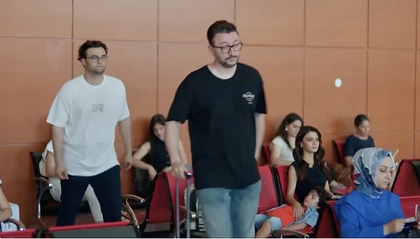 YouTube kanalından yaptığı dizi ve film eleştirileriyle geniş bir kitle tarafından tanınan Murat Soner sert yorumlarıyla nam salmıştı. Görseli