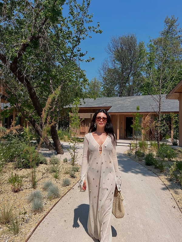 Özge Yağız'ın tatil seçimleri, bu yazın modasını yansıtıyor. Şıklığını uzun örme pareosu ve koyu renkli bikinisi ile tamamlayan Yagız, hasır çantası ile de dikkat çekiyor.