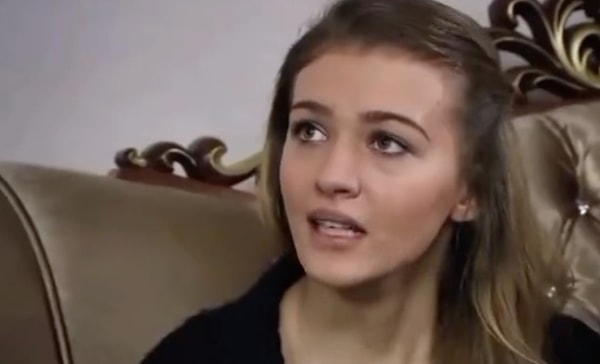 Melisa Döngel bundan aylar önce katıldığı bir YouTube programında ilk dizisinin Arka Sokaklar olduğunu açıklamıştı. Görseli