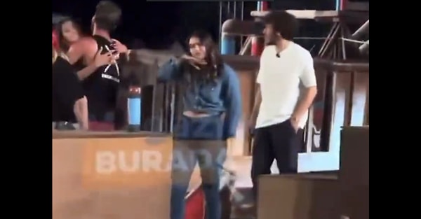 Ayşe, şampiyonluğu açıklanan Adem'i tebrik etmek için sarıldı. Buraya kadar her şey normaldi.