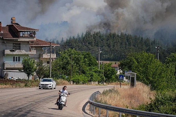 En ciddi yangın ise Orhaneli ilçesi Girencik Mahallesi’nde çıktı. Tarlada yakılan anız ateşinden yayılan alevler, rüzgarla birlikte çam ormanlarına sıçradı.