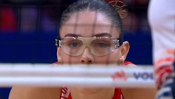 Zehra Güneş'in gözlük takmasının sebebi Görseli