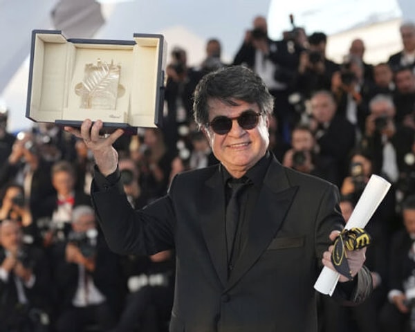 İranlı yönetmen Jafar Panahi, Instagram hesabı üzerinden bildiri yayınlayarak savaşın sona ermesi gerektiğini belirtti.