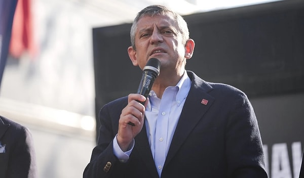 Kalabalığa seslenen CHP lideri Özgür Özel, boykot çağrısını bir kez daha yineledi. 'Nusret’e gitmiyoruz. Günaydın restoranlarının önünden bile geçmiyoruz' diyen Özel sözlerine şöyle devam etti: