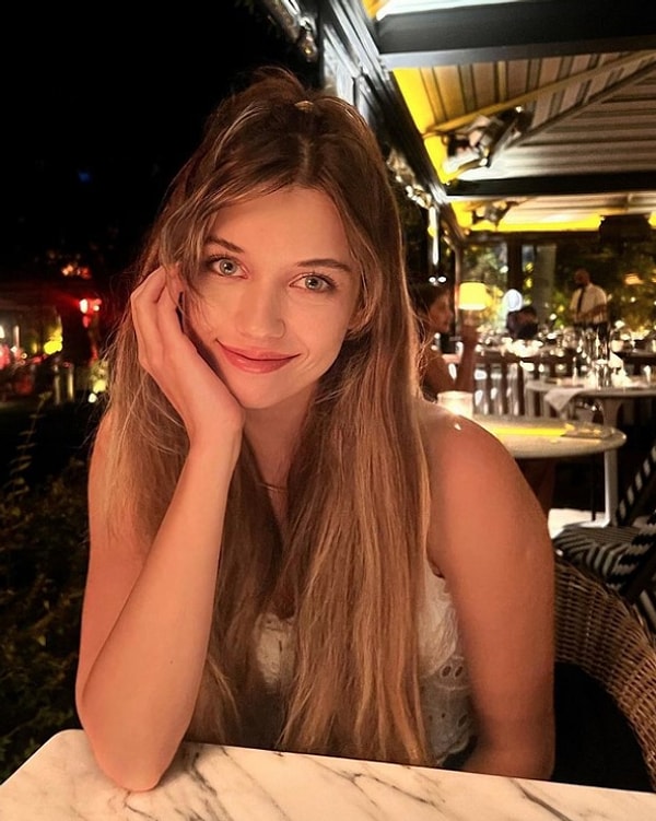 Yalı Çapkını’yla fırtınalar estiren Afra Saraçoğlu, hem ekran performansıyla hem de özel hayatındaki gelişmelerle gündemden düşmüyor. Görseli
