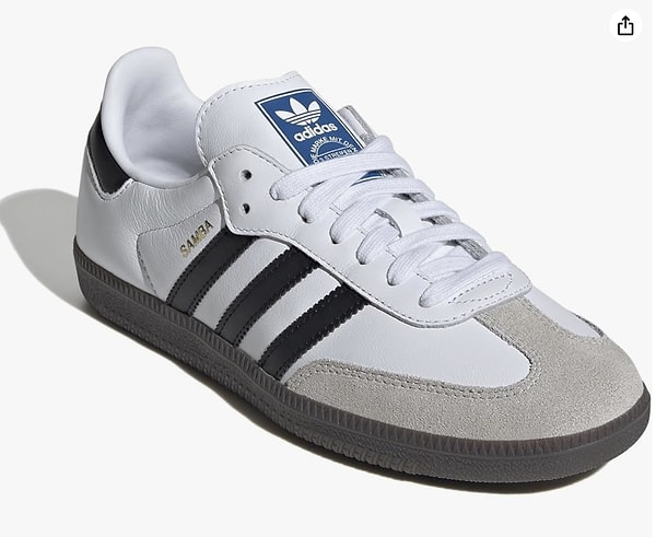Adidas'ın ikonik modellerinden biri olan Samba, yeşil sahalardan sokak stilinde zamansız bir ikon haline geldi.
