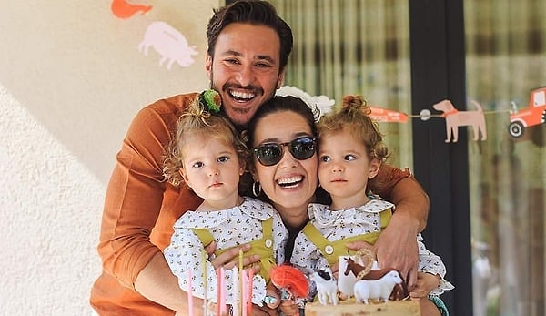 Bir süre sonra Tatlıtuğ’un Kurt Efe ile eğlencesine Pelin Akil ve ikiz kızları da katıldı.