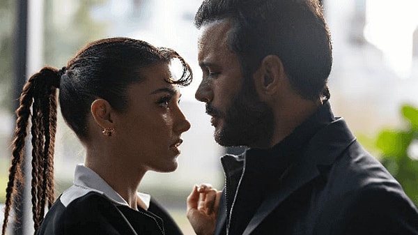 Tüm bunlar yaşanırken, Hande Erçel’in dizideki Güneş karakteriyle sahnede şarkı söylediği anlar da ayrı bir olay yarattı.