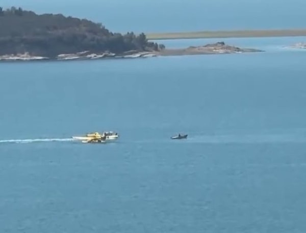 Bölgeye yangın söndürme helikopterinin yanı sıra 2 adet de yangın söndürme uçağı gönderildi.