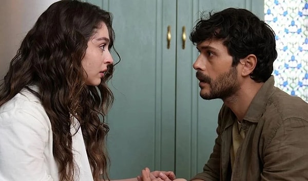 Bodrum Masalı, Son Yaz, Tatlı Küçük Yalancılar, EGO, Çarpışma ve Zemheri gibi dizilerin her birinde hafızalara kazınan performansıyla öne çıkan Alperen Duymaz'ı tanırsınız. Görseli
