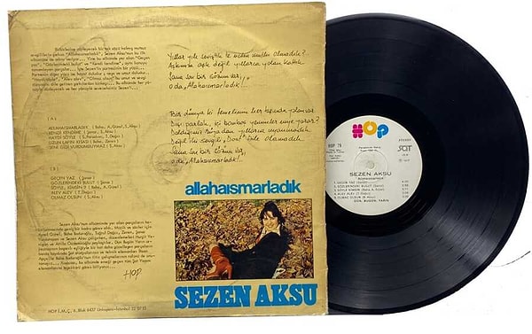 O hâlde devam edebiliriz! Albümü incelediğimizde Minik Serçe'den bir serzeniş görüyoruz. Kime acaba?