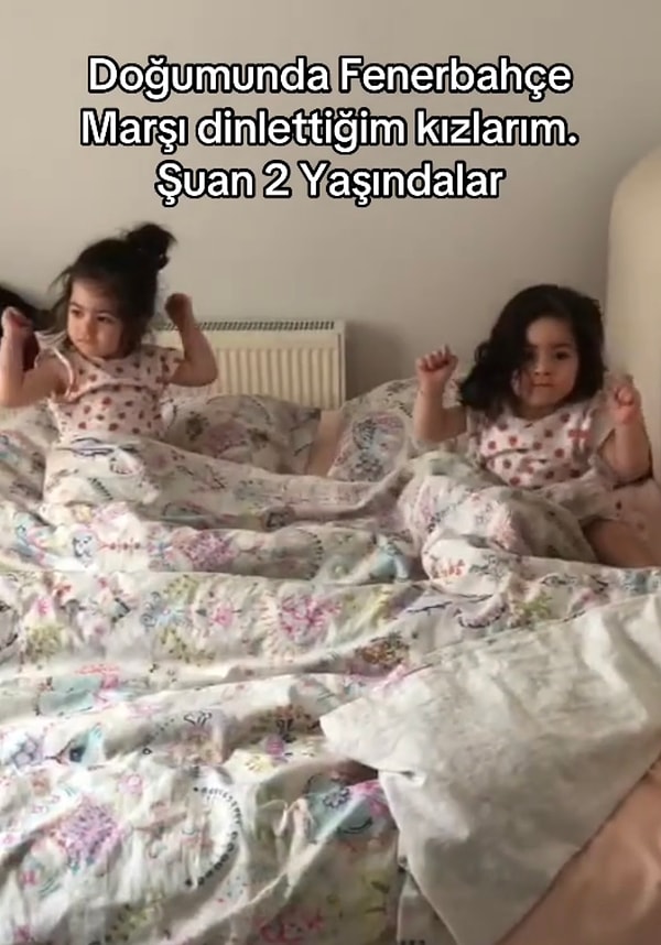 Bebişlerin marşı duyar duymaz ellerini havaya kaldırmalarına kalpler eridi.