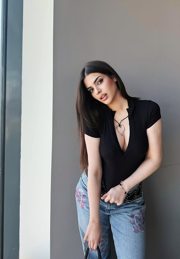 TikTok ve Instagram’da yaptığı paylaşımlarla dikkat çeken Derin Talu, gerek diksiyonu gerekse kendine özgü tavırlarıyla kısa sürede büyük bir kitle oluşturdu.