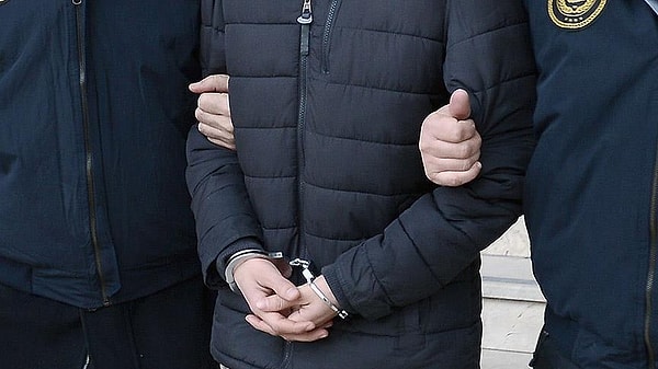 Skandal olay, 2024'te Yahyalı ilçesinde meydana geldi. İddiaya göre, zor günler geçiren C.A., dayısının arkadaşının önerisi ile kendisini 'hoca' olarak tanıtan İ.K'nin evine gitti.