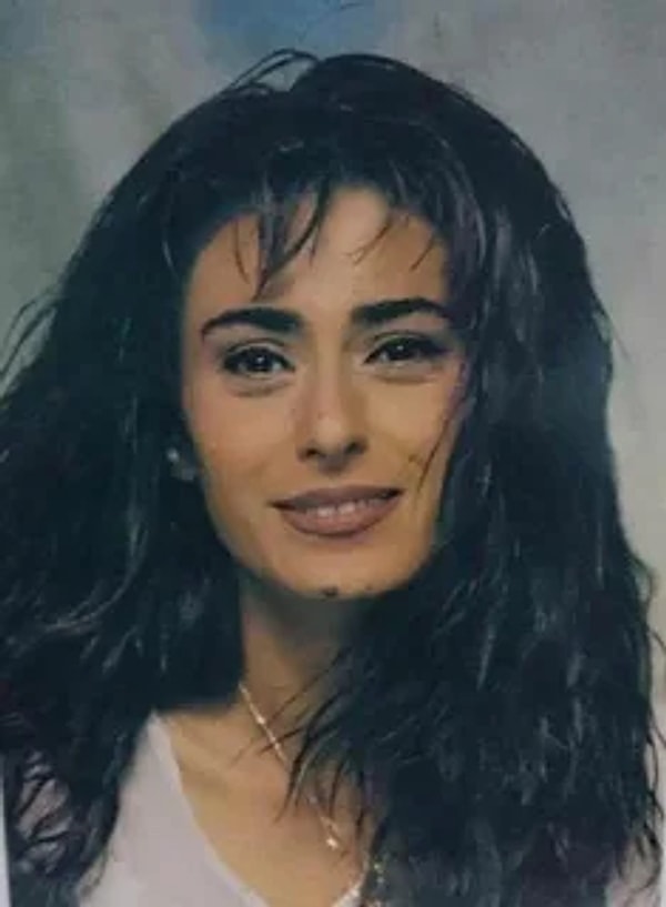 Şarkılarının neredeyse hepsinin bir hikayesi var. “Ama Evlisin” şarkısı ise en acısı. Görseli