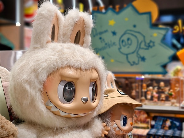 Kendi koleksiyonunu oluşturmak isteyenler veya popüler bir hediye arayışında olanlar için Labubu ‘The Monsters’ (Canavarlar) Sürpriz Kutular harika bir seçenek.