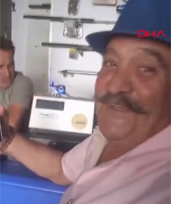 Videoda yakınlarına espriler yaparak, kendisi için rahmet dilediği görülüyor.