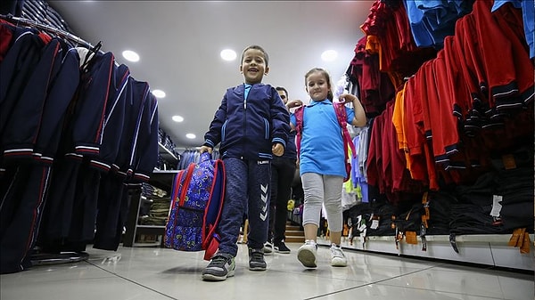 Okul forması geri geliyor. Görseli