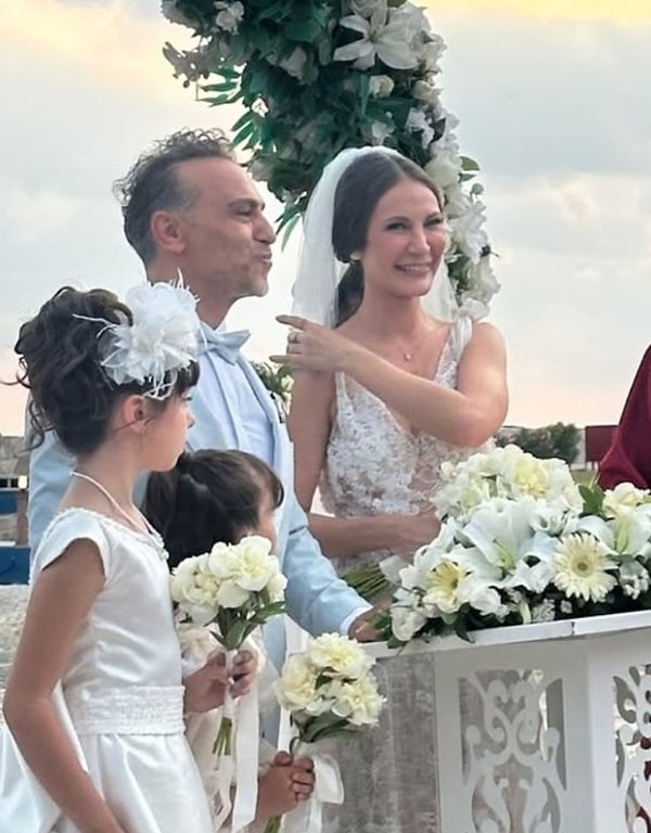 Biri tiyatronun zarif ve güçlü sesi, diğeri ekranların usta oyuncusu… Ece Dizdar ve Serdar Orçin, tam 5 yıl boyunca gözlerden uzak ama kalpten yürüttükleri ilişkilerini romantik bir düğünle taçlandırdı!