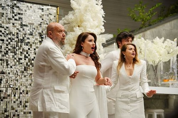 Show TV ekranlarının fenomen dizisi Kızılcık Şerbeti, 4. sezon onayı alarak büyük bir başarıya imza attı.