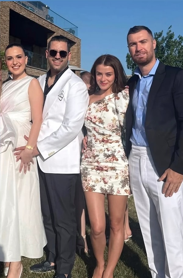 Zarifliğiyle göz kamaştıran İlayda Alişan, düğün boyunca hem Elif Engin'le yakınlığıyla hem de Engin ailesiyle iç içe kareleriyle sosyal medyada dikkat çekti.