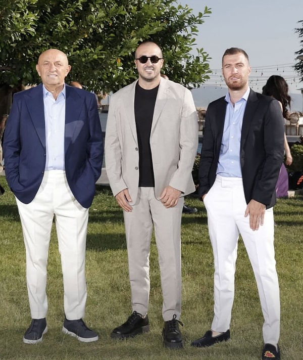 Hem Beşiktaş formasıyla zamanında sahalarda ter döken, hem de yıllarca ekranlarda yorumlarıyla gündem yaratan Sinan Engin kızının düğünüyle gündemde. Görseli