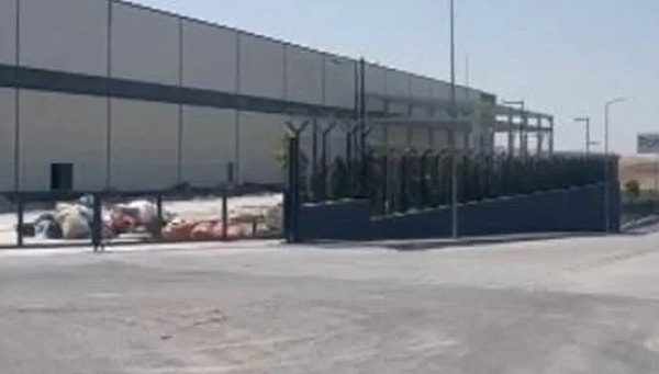 Ankara'nın Polatlı ilçesinde bir fabrikada boru tamiri yapmak için odaya giren 5 işçi, sızan gaz nedeniyle zehirlendi. Görseli