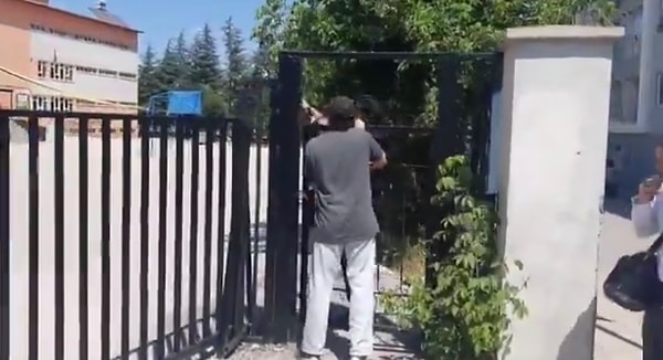 İçerik üreticisi okula alınmadı. Görseli