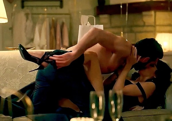 Rüzgara Bırak filminden sonra ikinci kez partner olan Hande Erçel ve Barış Arduç'un "Aşkı Hatırla" dizisi bir hayli dikkat çekti. Görseli