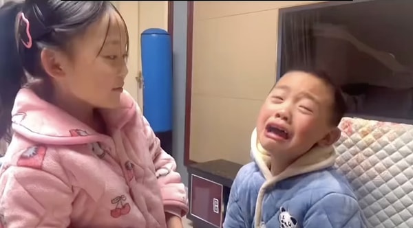Kendisiyle birlikte, ona İngilizce öğretmeye çalışan ablası da ayrı bir mücadele verdi.