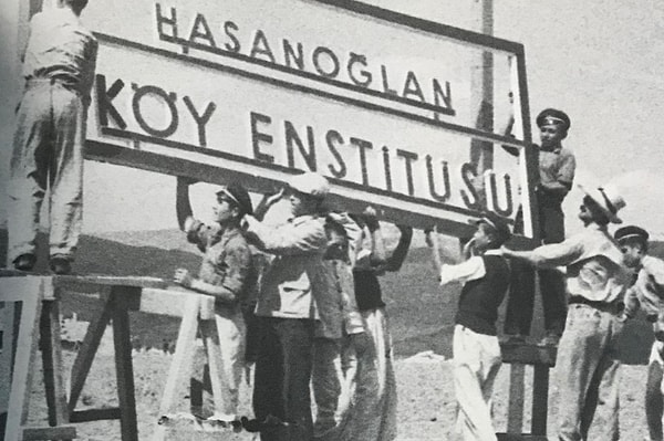 Son Köy Enstitüsü izleri de 1954’te silindikten sonra 1955 yılında Türkçe-İngilizce eğitim veren Maarif Kolejleri açılarak Türkiye’nin K-12 de ilk sınavlı geçiş sistemi kurulmuş oluyordu. Görseli