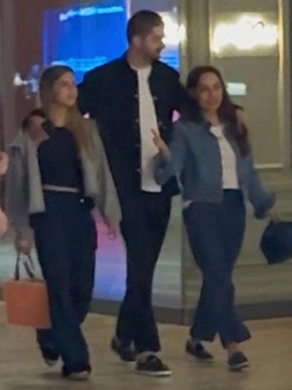 Bu görüntüler gündem olurken, Gündeş’in gözlerden uzak büyüttüğü kızı Alara’nın annesiyle neredeyse aynı boya gelmiş olması da dikkat çeken ayrı bir detay oldu.