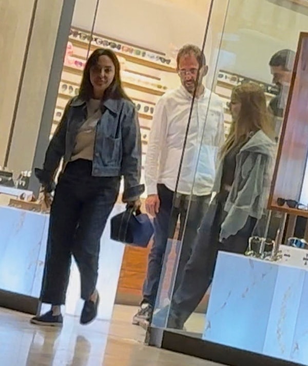 Üçlü, yaklaşık 2.5 saat boyunca mağazalarda alışveriş yaptı.
