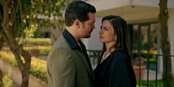 Başrollerinde Demet Özdemir ve Çağatay Ulusoy'un yer aldığı aldığı Eşref Rüya dizisi kısa sürede dikkat çeken yapımlardan oldu. Görseli