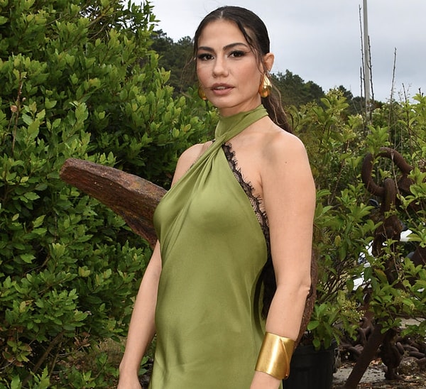 Demet Özdemir, geçtiğimiz akşam Eşref Rüya'da 'Okan'ı canlandıran Kerem Alp Kabul'ün düğününe nikah şahidi olarak katıldı. Görseli