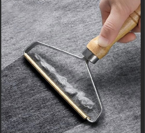 4. Kedinizin tırmalama duvarı olarak kullandığı koltuğunuzu eski haline getirmek için bir kumaş tıraş makinesi.