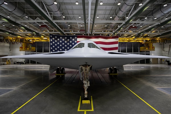 B-21 Raider da ABD’nin yeni nesil stratejik “görünmez” bombardıman uçağı. Bu uçak, B‑2 Spirit’in bir üst modeli olarak geliştirildi.