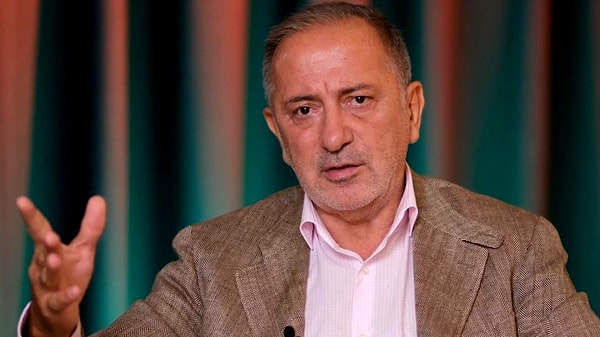 Gazeteci Fatih Altaylı, “Cumhurbaşkanına tehdit ve hakaret” suçlamasıyla tutuklandı. Görseli