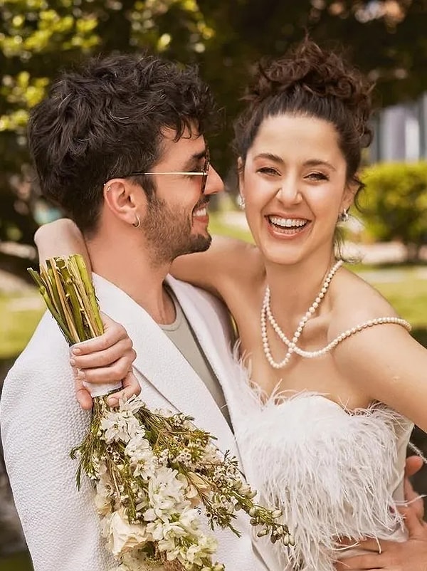 Dizinin Los Angeles’taki galasında ise yanında uzun süredir birlikte olduğu ve 2022 yılında nikah masasına oturduğu eşi Melis Birkan vardı.