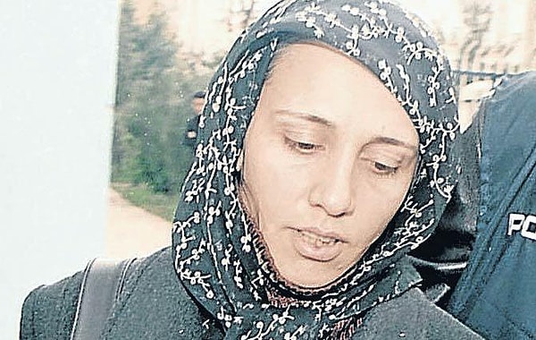 Daha daha neler oldu inanamazsınız...Kumkapı cinayetinde öldürülen İsmail Kızılkaya'nın eşi, Gülten Kızılkaya'ya gözler çevrilidi. Çünkü bu hikayeye bir mağdur daha lazım, reyting canavarının doymaz bir iştahı vardır.