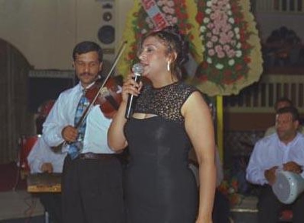 Ve Gülten Bursa'daki gazinolarda şarkı söylemeye başladı...