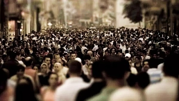 6. Kalabalık bir ortamda tanımadığın biri seni uzun uzun izliyor. Ne hissedersin?