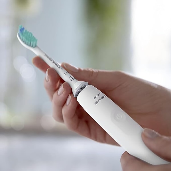 Philips Sonicare 3100, sadece titreşimli yapısıyla değil, şarj edilebilir özelliği ve nazik ama etkili temizliğiyle de fark yaratıyor. İster sabah işe yetişirken, ister gece yatmadan önce fırçala; hafifliği, sessizliği ve uzun pil ömrüyle her an yanında oluyor. Ağız bakımında hem konforu hem de teknolojiyi bir araya getiriyor.