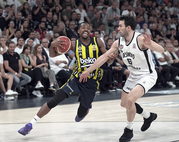Fenerbahçe şampiyonluğa bir maç uzaklıkta