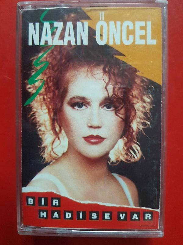 Eşinden boşanıp İstanbul'a geliyor ve 1991 yılında Bir Hadise Var albümüyle Türk müziğinde hadise yaratıyor!