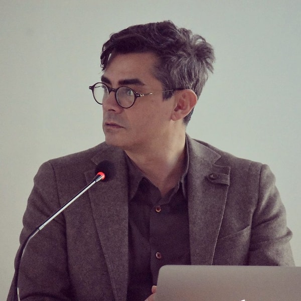 +Hocam siz üniversitede Aşk Felsefesi dersleri veriyorsunuz. Bir tarihçi-filozof olarak tarihsel açıdan da bakarak söylerseniz aşk nedir? Aşk gerçekten var mıdır yoksa inanmak istediğimiz bir efsane midir?