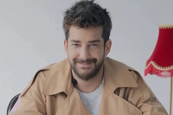 Yalnızca rol aldığı yapımlar ya da sunduğu ve yer aldığı programlarla değil sosyal medyanın da en çok konuşulan isimlerinden biri Enis Arıkan.