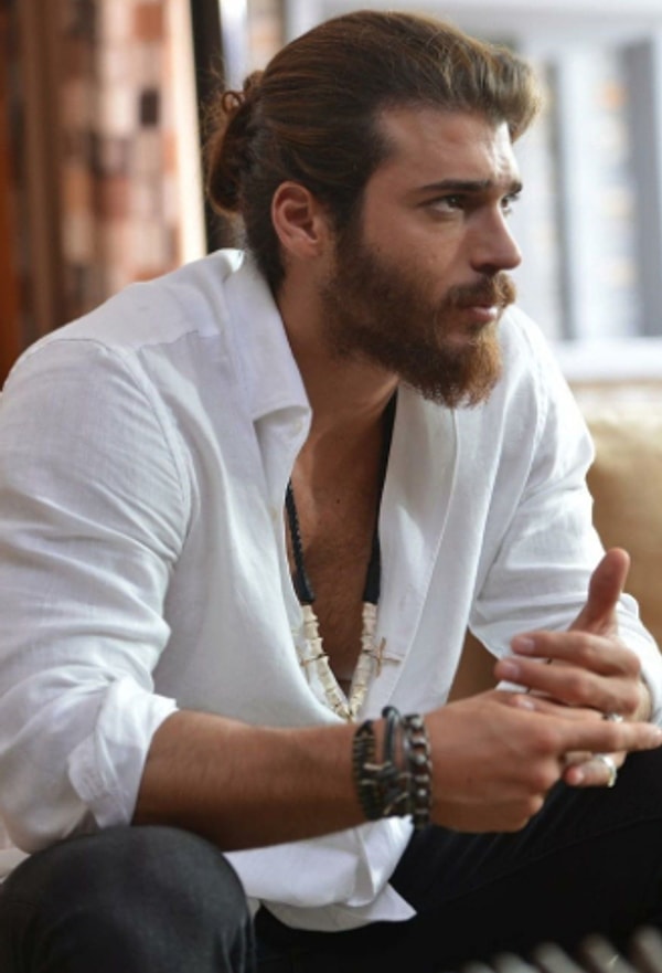 Oyunculuğu ve yurtdışındaki projeleriyle adından sıkça söz ettiren Can Yaman, yine magazin dünyasının merkezinde! Görseli