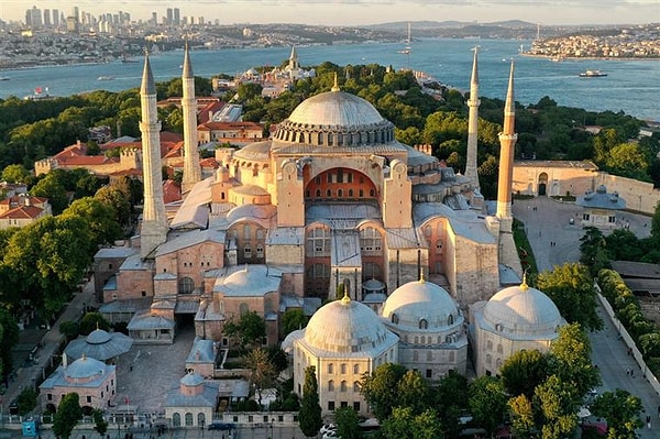 1500 yıllık tarihe sahip olan Ayasofya yıkılma tehdidi altında!